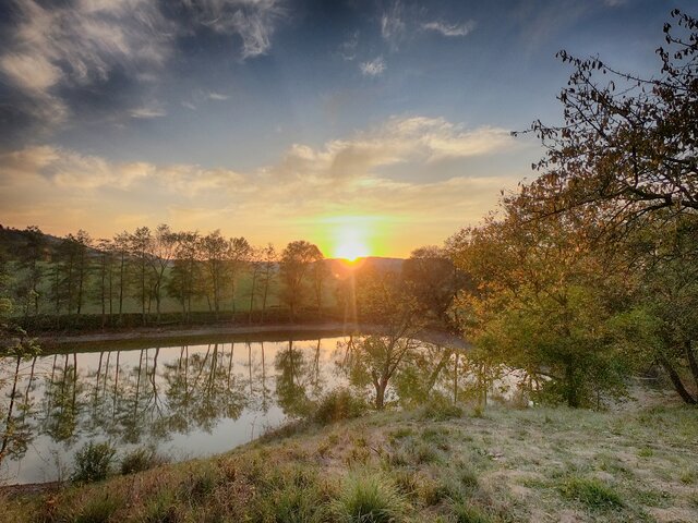 Západ slunce nad rybníkem u načné stezky v Moravských Knínicích